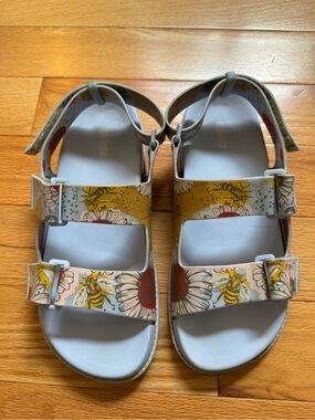 Melissa Jelly Floral Bee Print Sandals – Women’s Size 9 🐝🌼